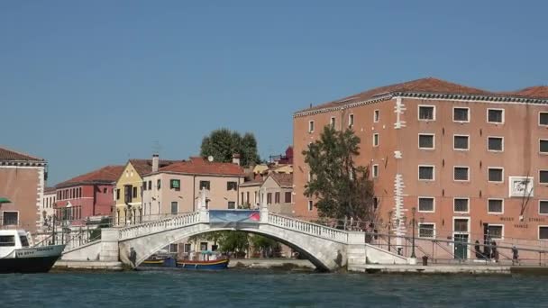 Canal Con Puente Edificios — Vídeos de Stock