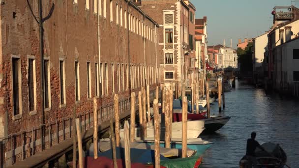 Homem remo barco no canal de Veneza na madrugada ou crepúsculo — Vídeo de Stock