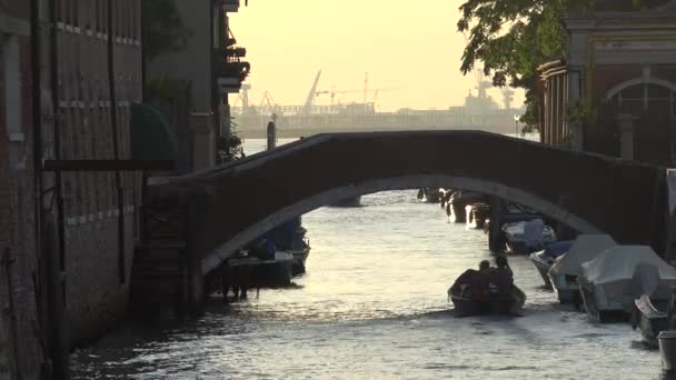 Boot gaan onder Canal Bridge — Stockvideo
