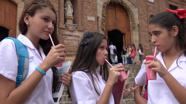 Adolescente niñas beber bebidas — Vídeo de stock