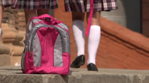 Skolan ryggsäck och studenter promenader — Stockvideo