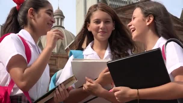 Católico escuela niñas tener divertido — Vídeos de Stock