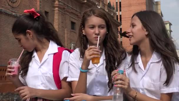 Adolescente niñas beber bebidas — Vídeos de Stock