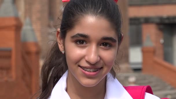 Sonriente adolescente chica con frenos — Vídeos de Stock