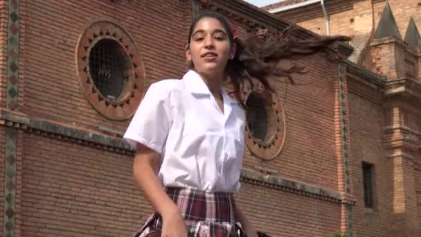 Menina adolescente Hiphop dançando e assistindo pássaros — Vídeo de Stock