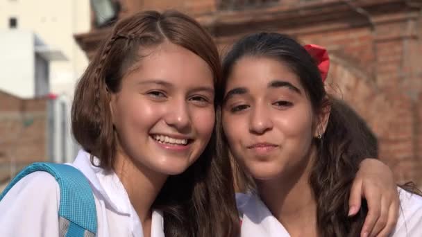 Χαμογελαστά κορίτσια ευτυχείς φίλοι — Αρχείο Βίντεο