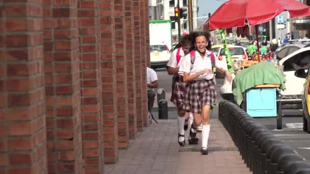 Девочки-подростки бегут по тротуару — стоковое видео