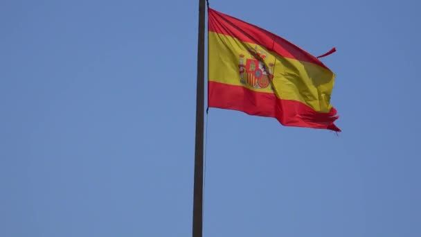 Bandeira espanhola acenando no Flagpole — Vídeo de Stock