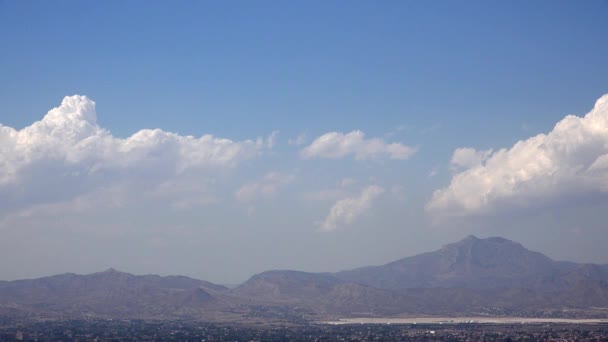 Vista del paisaje con montañas — Vídeos de Stock