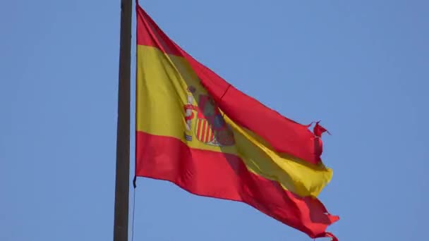 Ισπανική σημαία στο κοντάρι σημαίας — Αρχείο Βίντεο