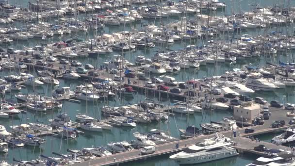 Barcos e iates em Marina ou Porto — Vídeo de Stock