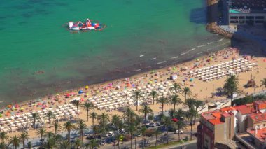 Turistik plaj ve okyanus