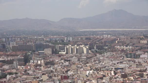 Bâtiments municipaux dans les quartiers résidentiels près des montagnes — Video