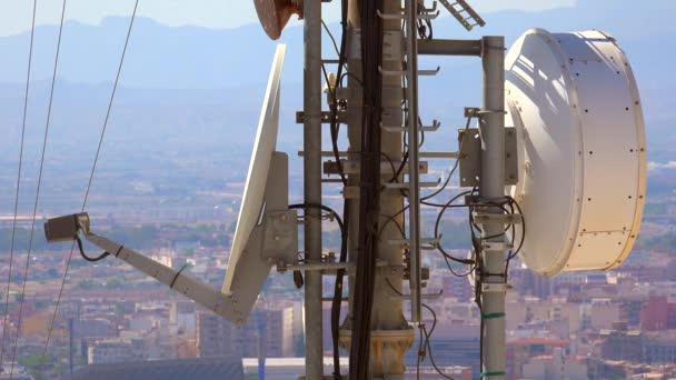 Platillo satélite en la antena de la torre celular — Vídeo de stock