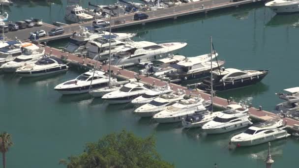 Barcos y yates en el puerto — Vídeos de Stock