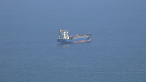 Navio de carga no oceano ou no mar — Vídeo de Stock