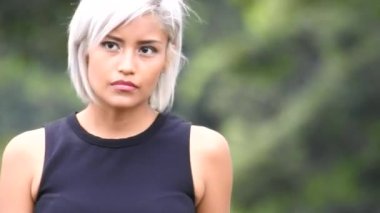 Ciddi ve heyecansız bir kadın veya genç