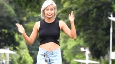 Genç ince genç kız dans