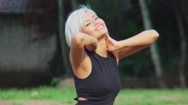 Mutlu ince ince ve Fit genç kadın