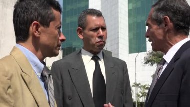 Patron ya da çalışanlar konuşurken Yöneticisi