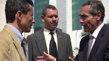 Üst düzey yönetici çalışanlar konuşurken