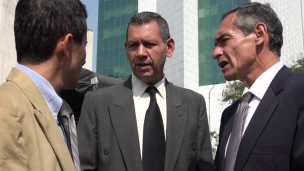 Les hommes d'affaires hispaniques confus parlent — Video