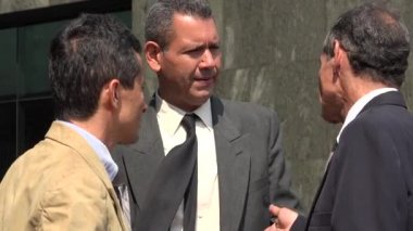 İş erkek konuşmak ve katılmıyorum