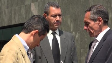 İş erkek üzerinde önemli belgeler katılmıyorum