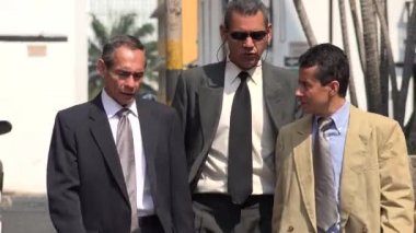 Yürüyen yaşlı İspanyol iş erkekler