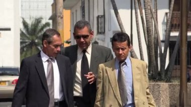 Kaldırımda yürüyen iş erkek