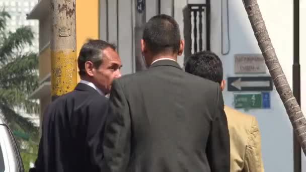 Hommes d'affaires marchant sur le trottoir — Video