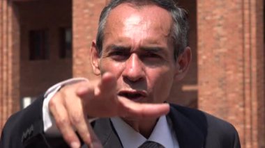 Kızgın eski konuşan adam