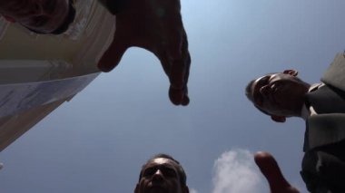 İş adamları el sıkışıyor.