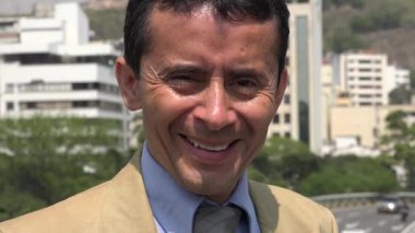 Mutlu gülümseyen İspanyol iş adamı