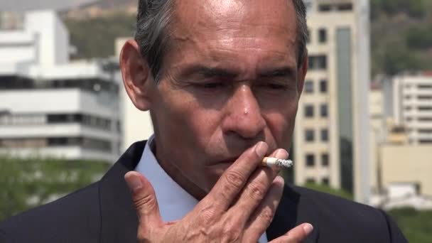 Μεγαλύτερος Ισπανόφωνος επιχείρηση άνθρωπος κάπνισμα — Αρχείο Βίντεο