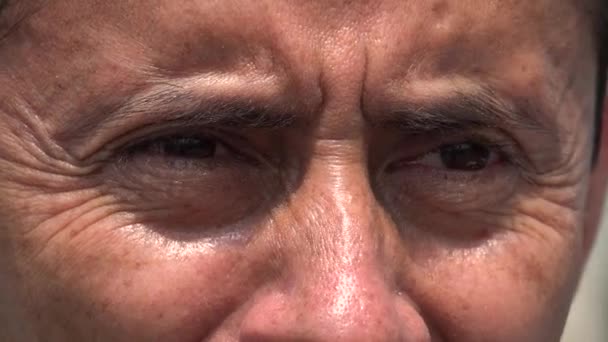 Глаза испаноязычного человека — стоковое видео