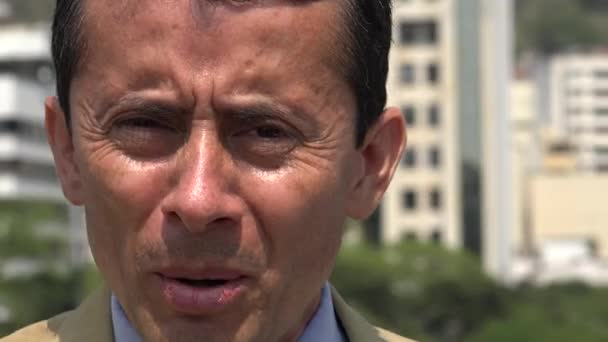 Homem hispânico falando irritado — Vídeo de Stock