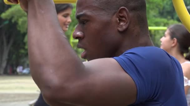 Homem africano usando máquina de exercício — Vídeo de Stock