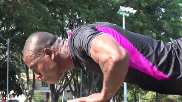 Muscular hombre negro haciendo flexiones — Vídeo de stock