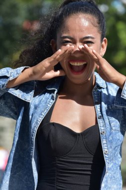 Genç Filipinli Kadın Bağırıyor