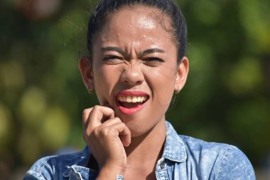 Diş ağrısı olan genç bir Filipinli kadın.