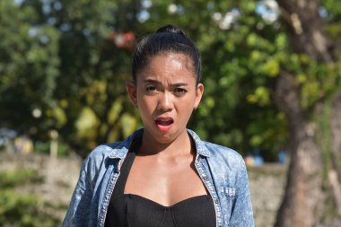 Çekici bir Filipinli Kadın ve Karışıklık