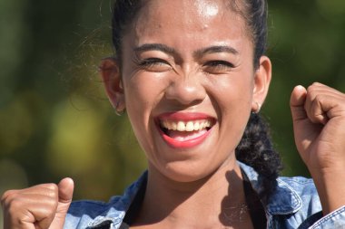 Güzel, Çeşitli Bir Kadın ve Mutluluk