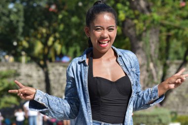 Bir Kadın ve Barış İşareti