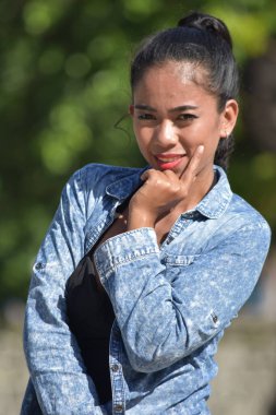 Düşünceli Asyalı Genç Bir Kadın