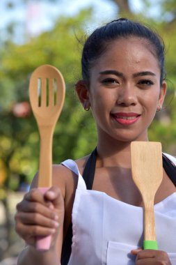 Mutfak Malzemeleri ile Duygusuz Kadın Aşçı