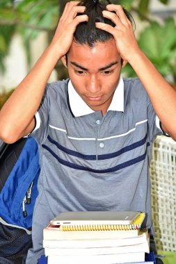 Endişeli bir Erkek Öğrenci