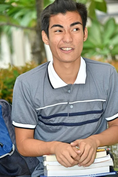 一个守望的年轻菲律宾学生 — 图库照片