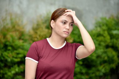 Yalnız Genç Kızıl Saçlı Tişört Giyen Kişi