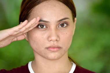 Güzel Kızıl Saçlı Selam veren Kadın Tişörtü